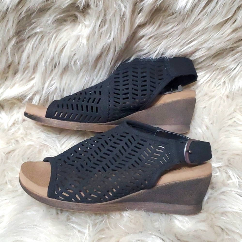 🎀 Bearpaw wedge sandals, never worn